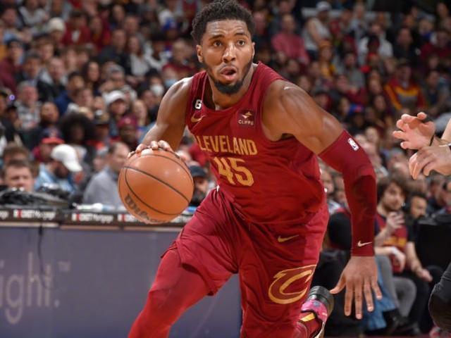 爵士冲刺季后赛,米切尔凭借超凡表现领跑的简单介绍 爵士冲刺季后赛,米切尔凭借超凡表现领跑的简单介绍