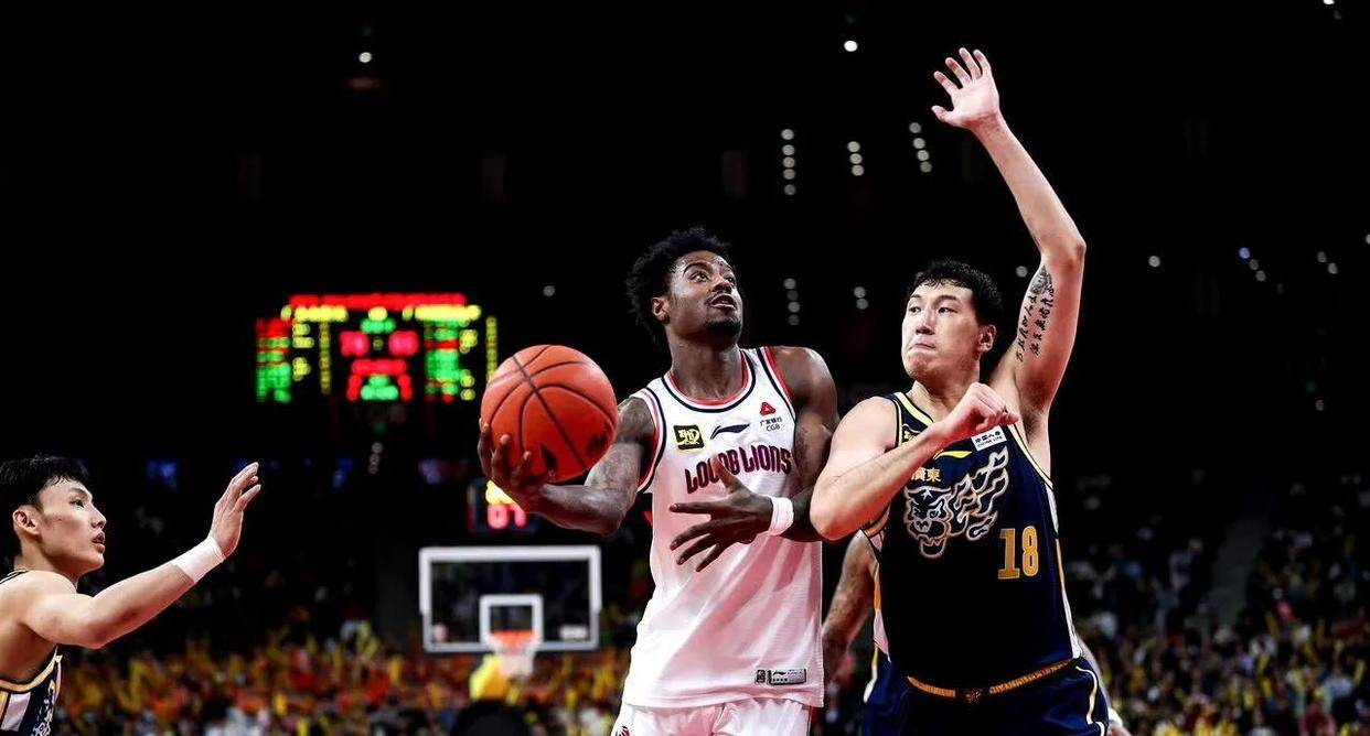 关于广州队在比赛中大胜对手，晋级全国足球锦标赛四强的信息