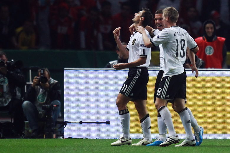 开云体育中国-包含惊险一幕：欧洲预选赛触目惊心的词条