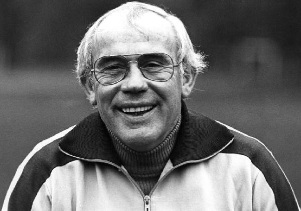 关于门兴队内斗争升级，主帅寻找解决之道的信息