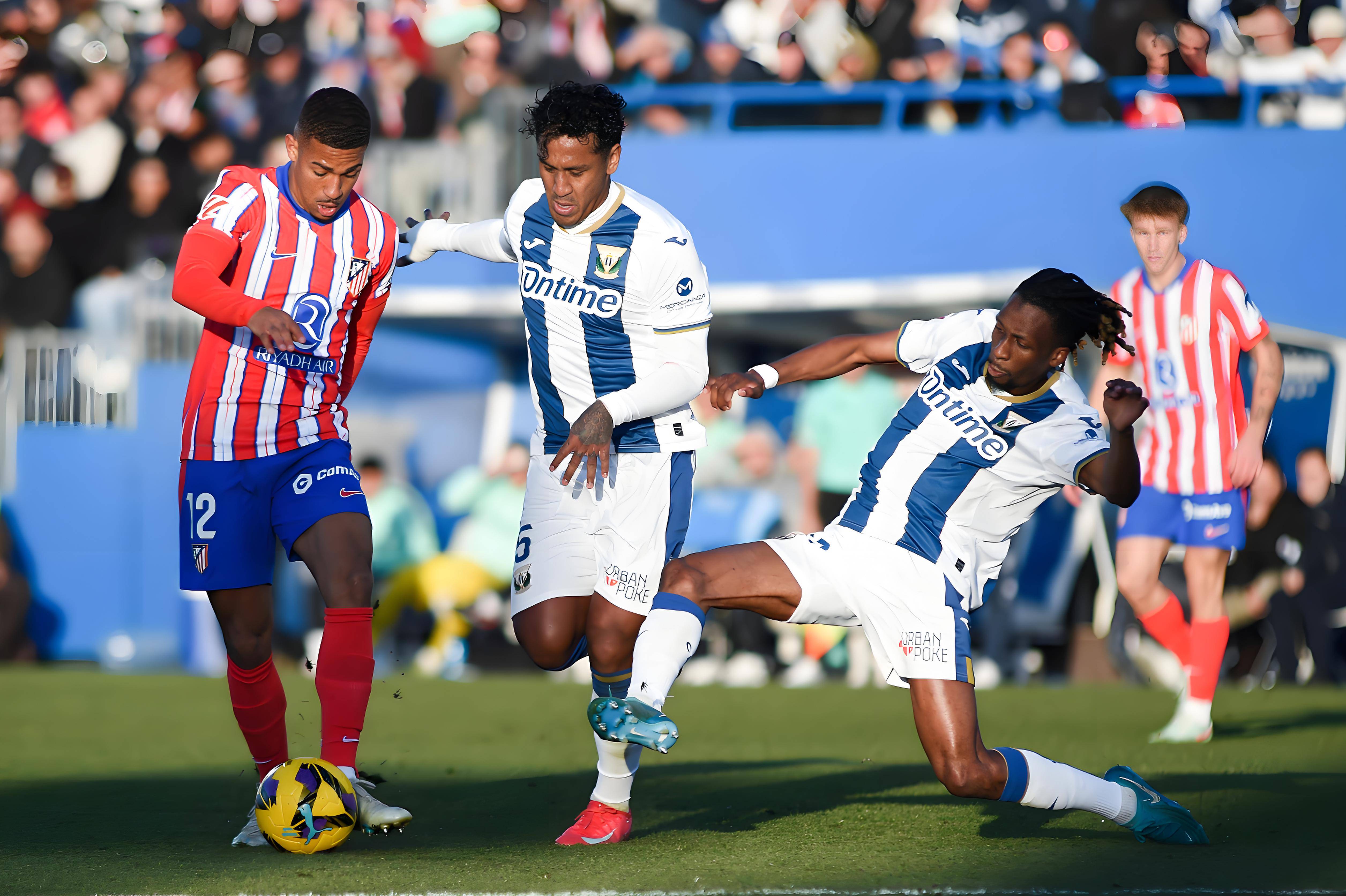 包含巴列卡诺主场惨败，遭遇季后赛压力的词条