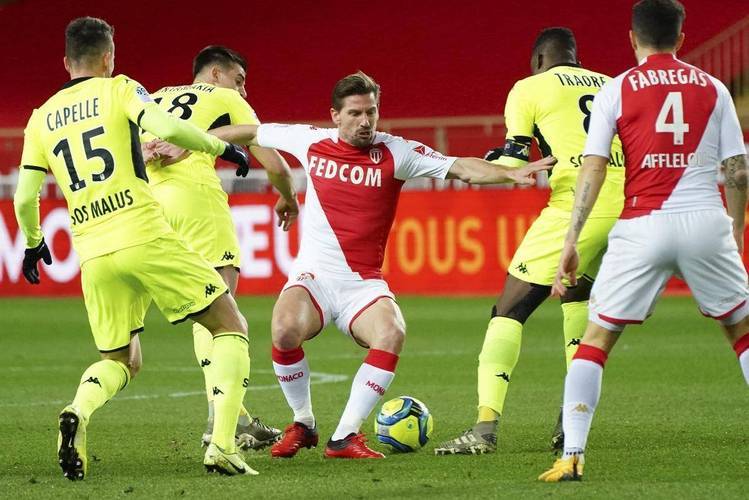 里尔队主场不敌对手，球迷呼吁加强后防线的简单介绍