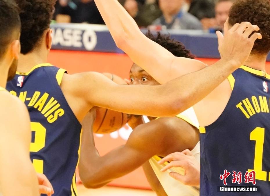 爵士队球员联手击败对手，实现逆转的简单介绍