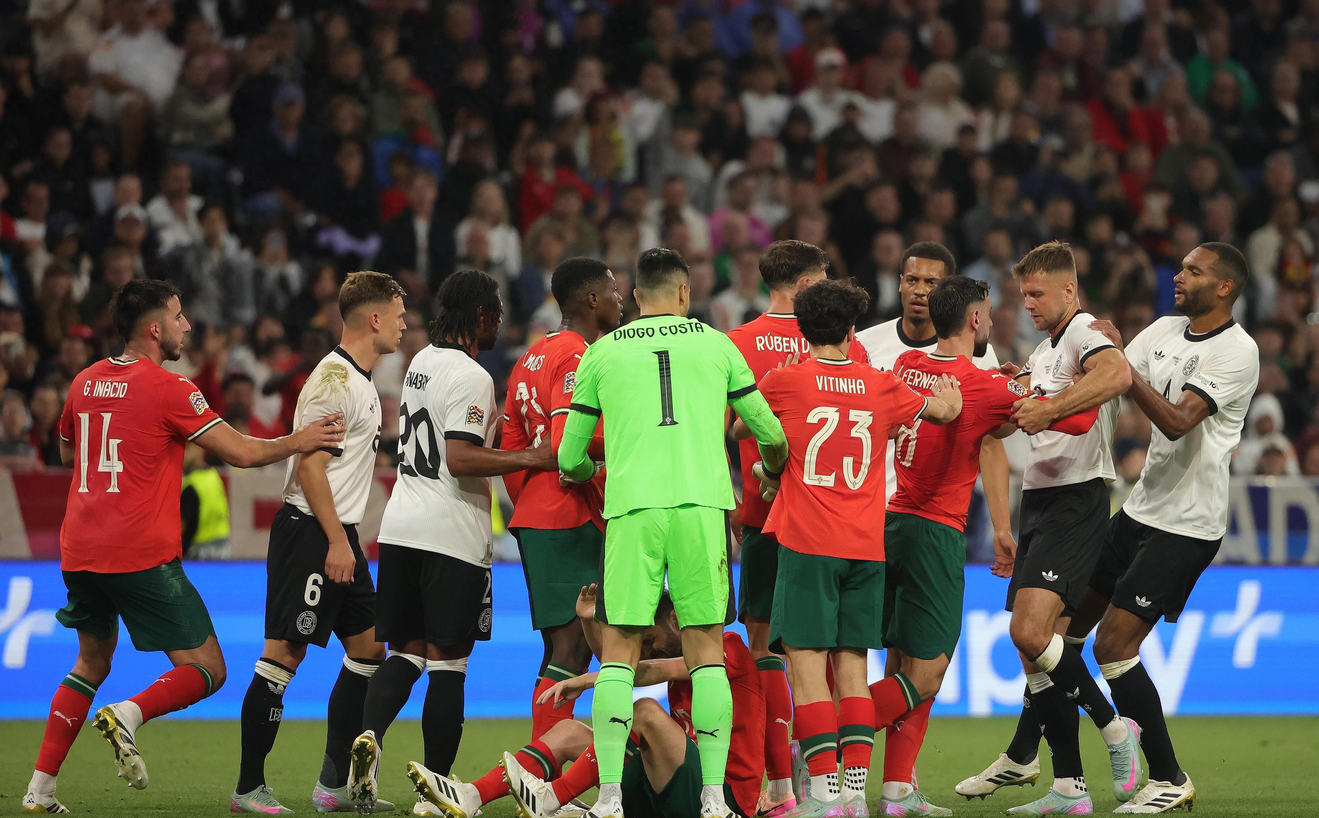 开云体育官方网站-包含欧国联大比分告负，球队面临淘汰压力的词条