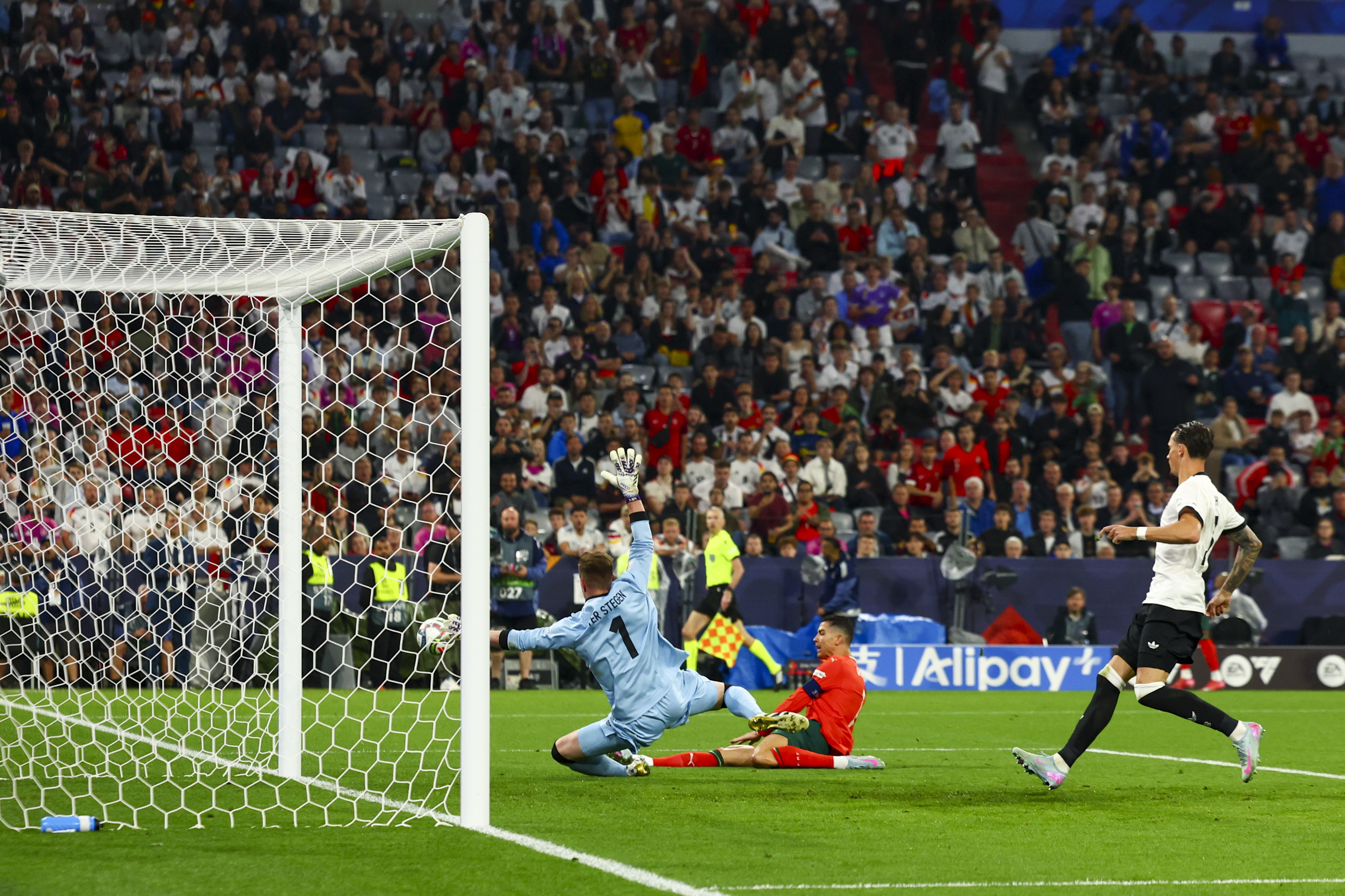 包含欧国联大比分告负，球队面临淘汰压力的词条