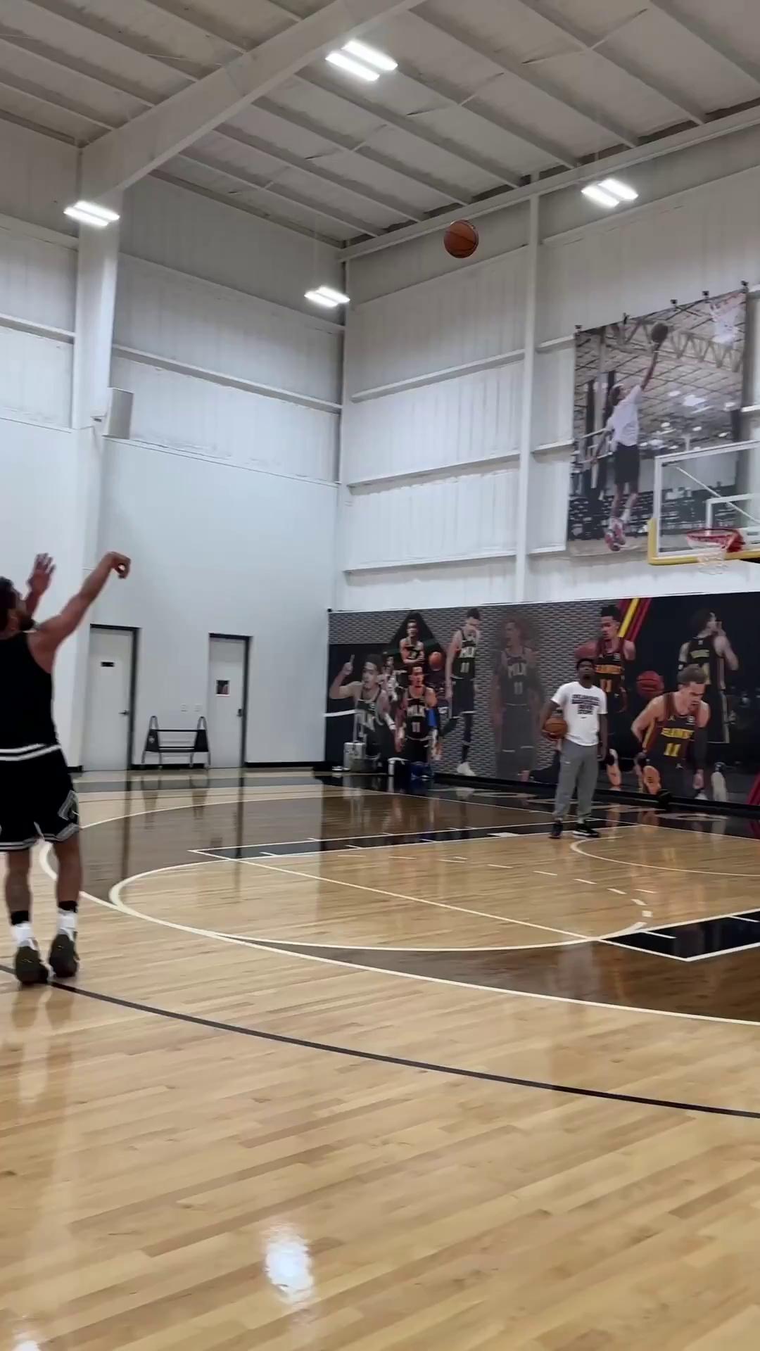 开云平台-包含NBA队员发布训练照片，秀出健康体格和状态良好的词条