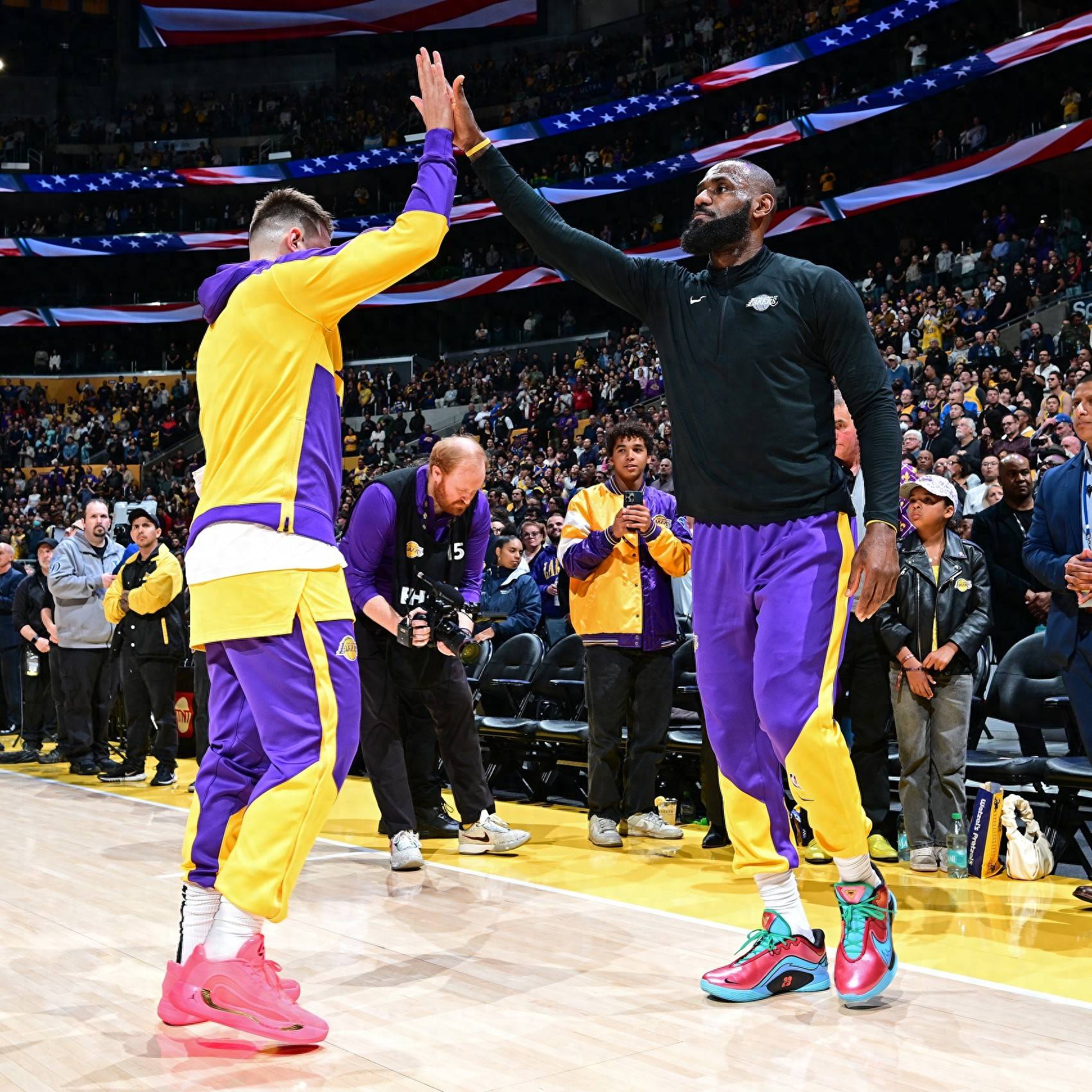 开云下载-湖人队防守机器发威，连续胜出晋级季后赛