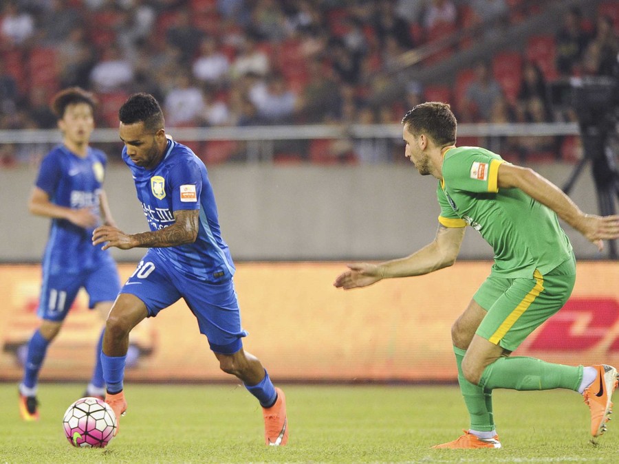 包含江苏苏宁边锋突破射门，帮助球队锁定胜局的词条